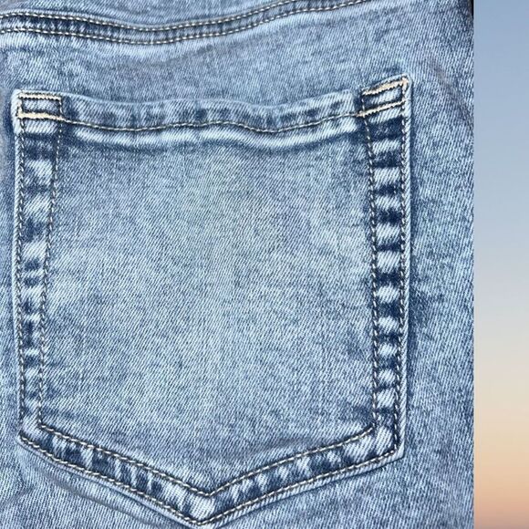 American Eagle Medium Rise Acid Wash Denim Capris size 2 #122 - Picture 5 of 5